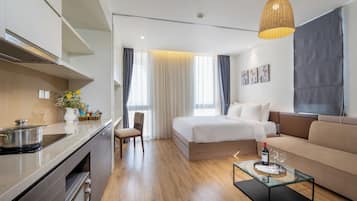 Studio Deluxe - sjöutsikt | 1 sovrum, minibar, värdeförvaringsskåp på rummet och skrivbord