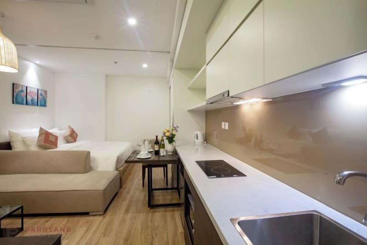 Private kitchen | Microwave, stovetop, electric kettle, rice cooker
