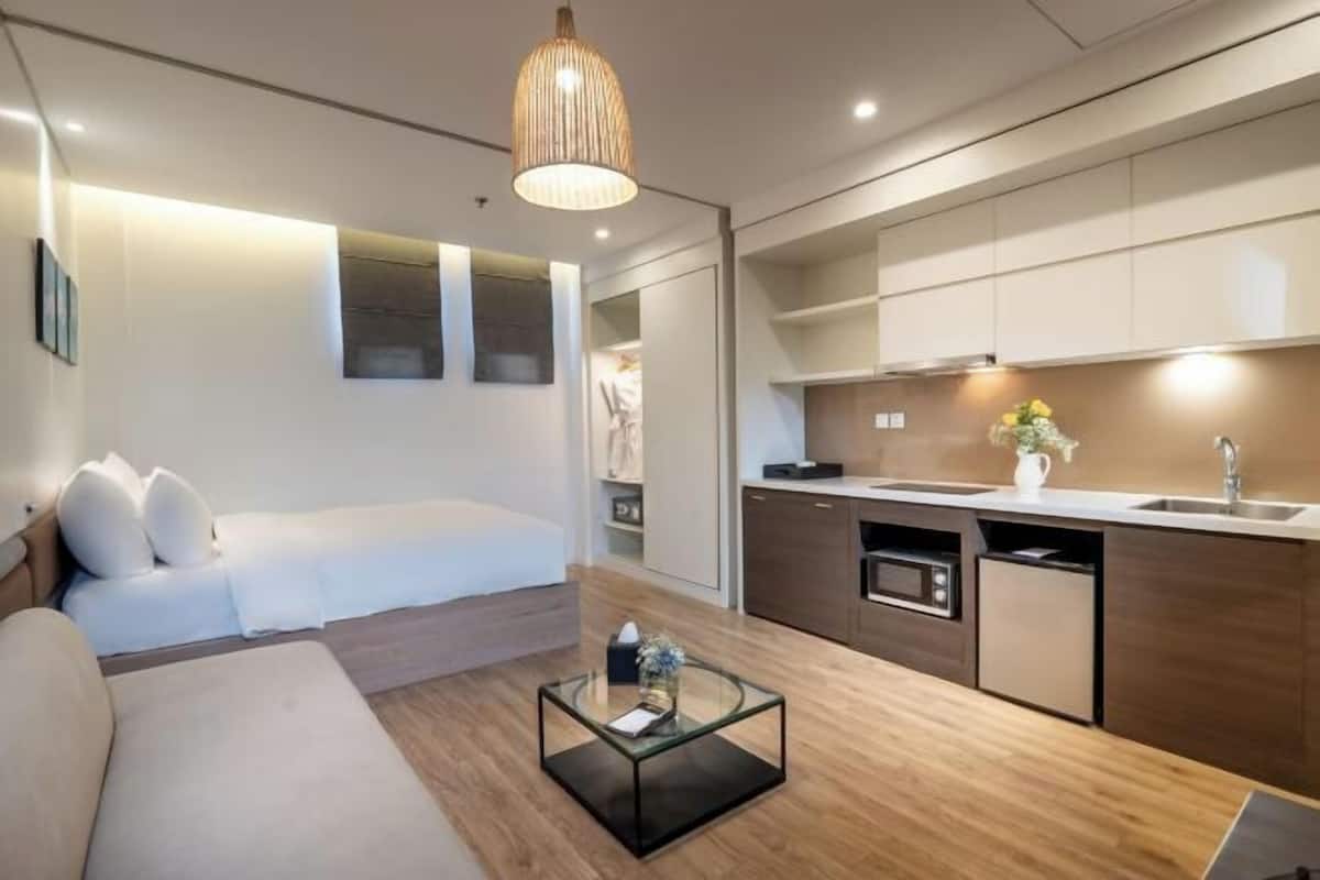 Minibar, coffres-forts dans les chambres, bureau, rideaux occultants