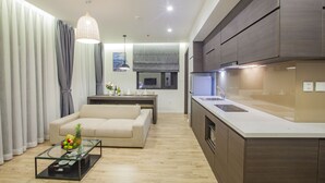 Een moderne keuken met houten kastjes, een wit aanrecht en een ingebouwde oven.