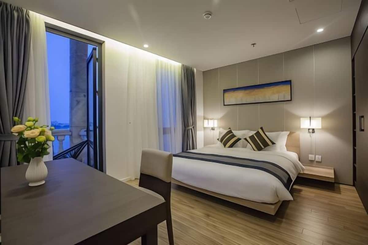 Minibar, coffres-forts dans les chambres, bureau, rideaux occultants