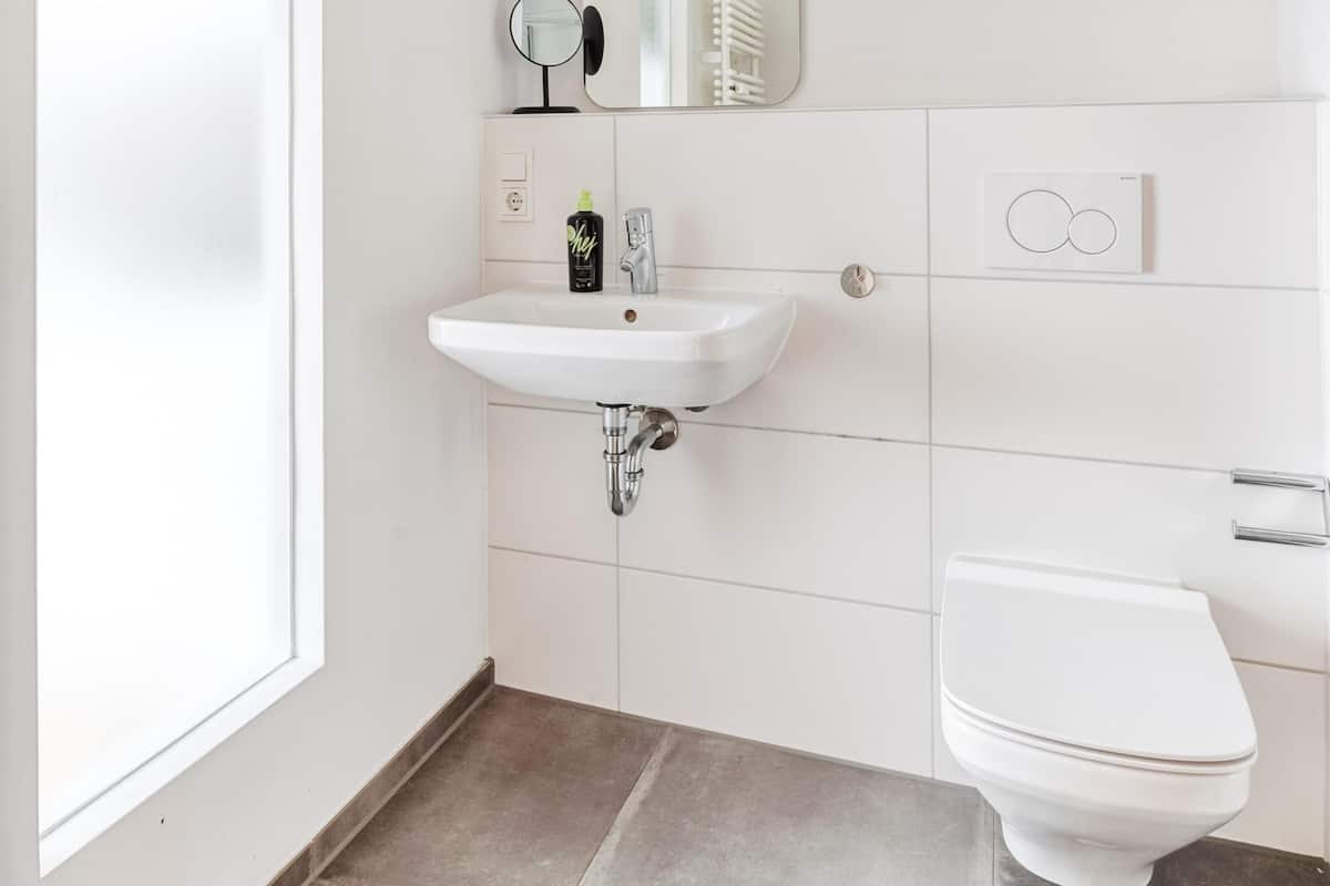 Suite M | ห้องน้ ำ | ฝักบัว, ของใช้ในห้องน้ำระดับพรีเมียม, ไดร์เป่าผม, ผ้าเช็ดตัว
