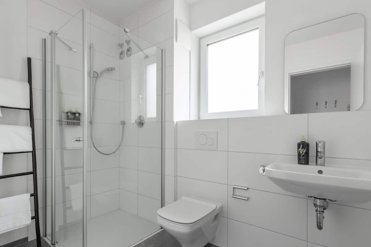 Suite S | ห้องน้ำ | ฝักบัว, ของใช้ในห้องน้ำระดับพรีเมียม, ไดร์เป่าผม, ผ้าเช็ดตัว