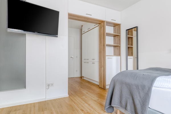 Suite M | Laptop workspace, iron/ironing board, free WiFi, bed sheets