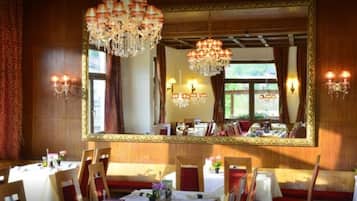 Tägliches Frühstücksbuffet (10 EUR pro Person)