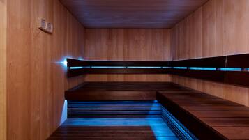 Een sauna met houten banken en een vloer met blauwe verlichting.