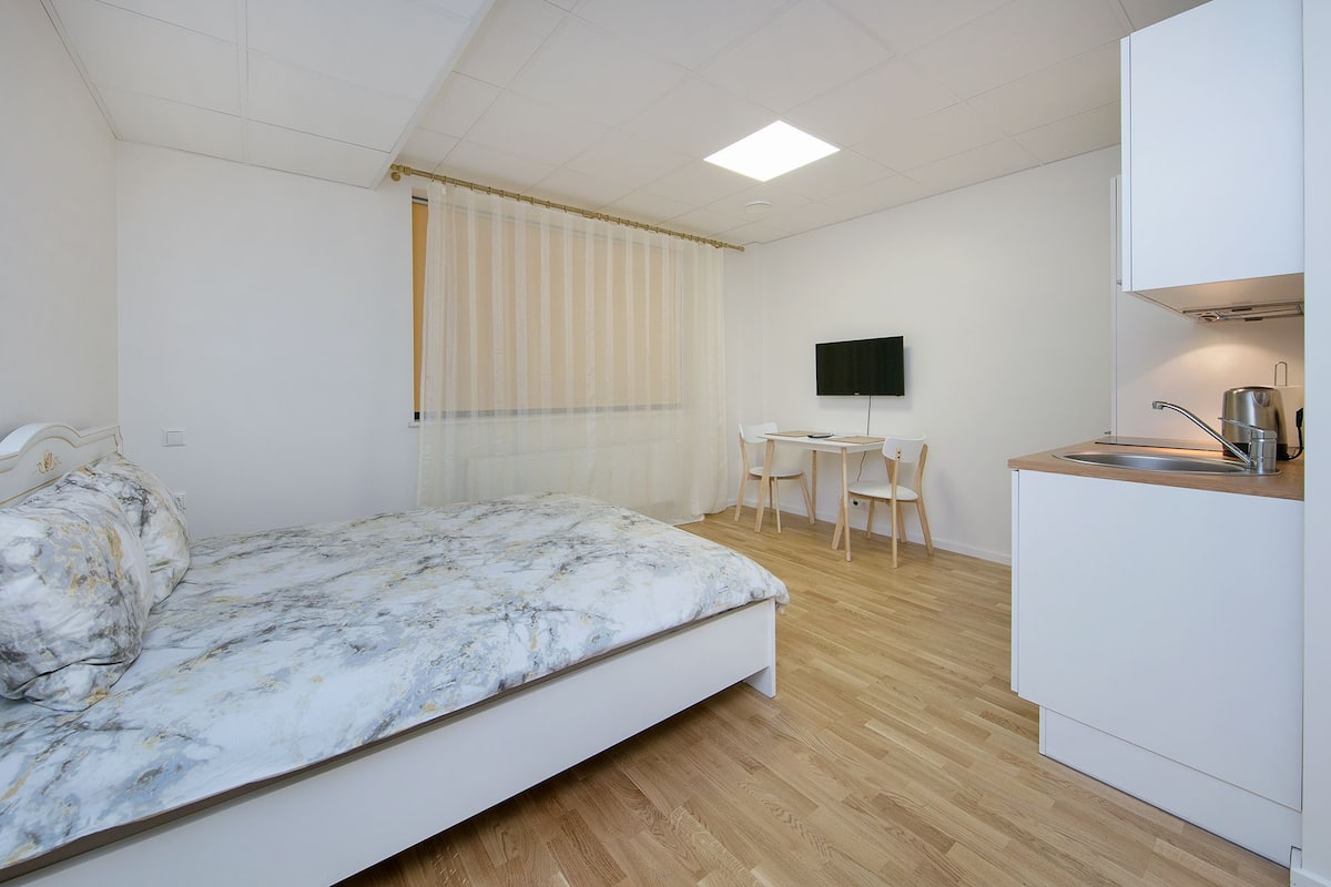 Schallisolierte Zimmer, Zustellbetten, kostenloses WLAN, Bettwäsche