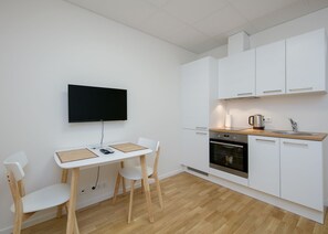Full-sized fridge, oven, stovetop, electric kettle - LKS Apartments (Tallinn)