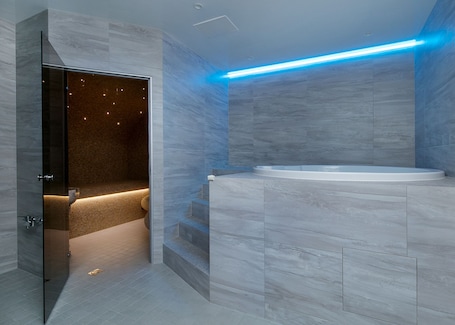 Indoor spa tub