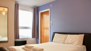 Appartement (3 Bedrooms) | 3 slaapkamers, een laptopwerkplek, een strijkplank/strijkijzer