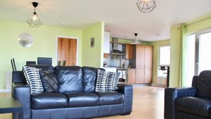 Appartement (3 Bedrooms) | Woonkamer | Een 20-inch televisie met digitale zenders