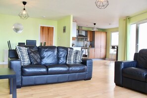 Apartment (3 Bedrooms) | Living room | 20-inch TV with digital channels