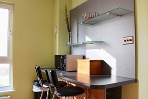 アパートメント (3 Bedrooms) | 3 室のベッドルーム、ノートパソコン用作業スペース、アイロン / アイロン台、WiFi (無料)