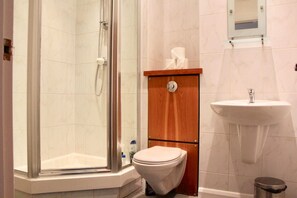 Apartment (3 Bedrooms) | Badezimmer