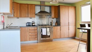 Appartement (3 Bedrooms) | Privékeuken | Een koelkast, een microgolfoven, een oven, een kookplaat