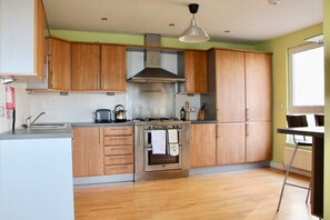 Apartment (3 Bedrooms) | Private kitchen | Fridge, microwave, oven, stovetop