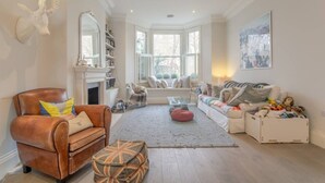 Living room - Incredible 5 Bedroom Home Overlooking Queen's Park (London)