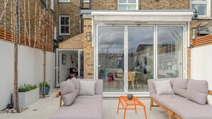 Living room - Incredible 5 Bedroom Home Overlooking Queen's Park (London)