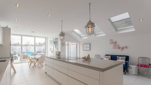 Private kitchen - Incredible 5 Bedroom Home Overlooking Queen's Park (London)