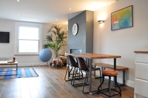 TV - Fantastic 1 Bedroom Flat in Heart of Brixton (London)