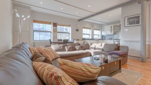 Apartment (2 Bedrooms) | Living area | TV - Modern 2 Bedroom Apartment in Heart of Hackney (London)