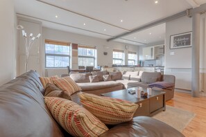 Apartment (2 Bedrooms) | Living area | TV - Modern 2 Bedroom Apartment in Heart of Hackney (London)