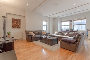 Căn hộ (2 Bedrooms) | Khu phòng khách | TV 