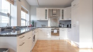Apartment (2 Bedrooms) | Private kitchen | Fridge, microwave, oven, stovetop - Modern 2 Bedroom Apartment in Heart of Hackney (London)