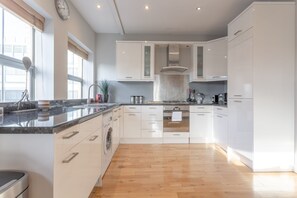 Apartment (2 Bedrooms) | Private kitchen | Fridge, microwave, oven, stovetop - Modern 2 Bedroom Apartment in Heart of Hackney (London)