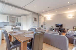 Appartement (2 Bedrooms) | Woonruimte | Een televisie