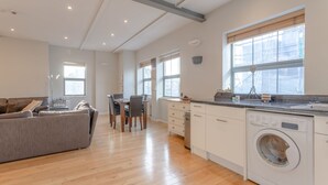 Apartment (2 Bedrooms) | Living area | TV - Modern 2 Bedroom Apartment in Heart of Hackney (London)