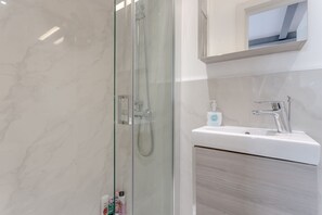 Apartment (2 Bedrooms) | Bathroom | Free toiletries, hair dryer, towels, soap - Modern 2 Bedroom Apartment in Heart of Hackney (London)