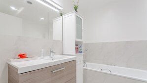 Free toiletries, hair dryer, towels, soap - Modern 2 Bedroom Apartment in Heart of Hackney (London)