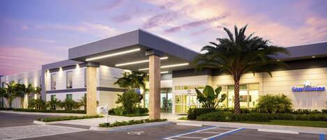 Fachada da propriedade à noite