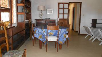 Bungalow básico | Servicio de comidas en la habitación