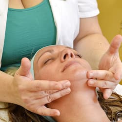 Salas de tratamiento para parejas, sauna y tina de hidromasaje