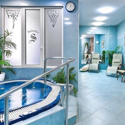 Salas de tratamiento para parejas, sauna y tina de hidromasaje