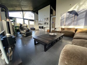 Televisión y chimenea 