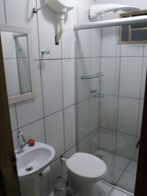 Shower, free toiletries