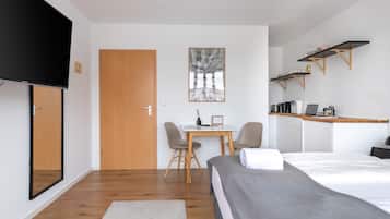 Suite with balcony | Woonruimte | Een smart-tv