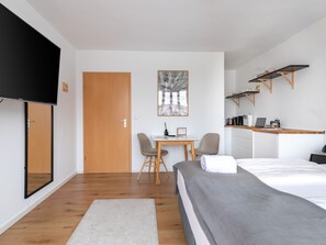 Suite with balcony | 거실 공간 | 스마트 TV