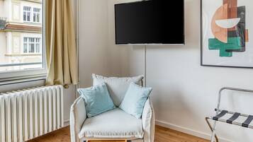 Suite with balcony | Living area | Smart TV