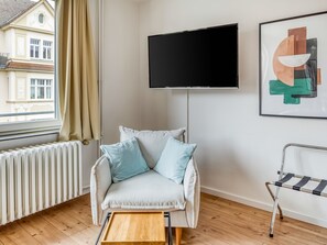 Suite with balcony | 起居区 | 智能电视