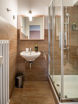 Suite with balcony | Baño | Ducha, artículos de higiene personal de diseño y secador de pelo