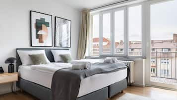 Suite with balcony | Hypoallergeen beddengoed, individueel gedecoreerd, een laptopwerkplek