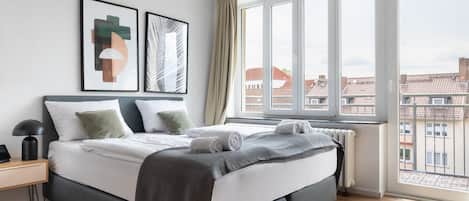 Suite with balcony | Hypoallergeen beddengoed, individueel gedecoreerd, een laptopwerkplek