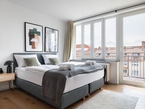 Suite with balcony | Hypo-allergenic bedding, individually decorated, laptop workspace - Limehome Kassel (Kassel)