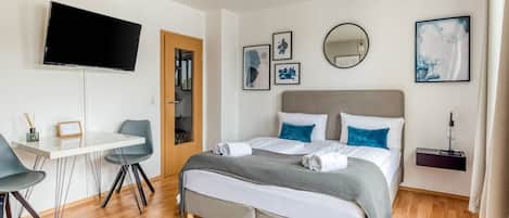 Suite | Hypoallergeen beddengoed, individueel gedecoreerd, een laptopwerkplek