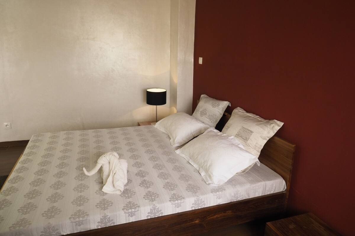 Business Penthouse | Desk, rollaway beds, free WiFi, bed sheets