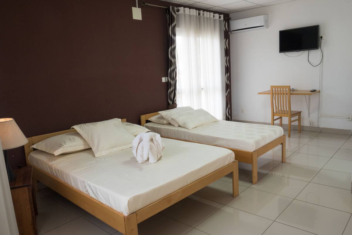 Family Suite | Desk, rollaway beds, free WiFi, bed sheets